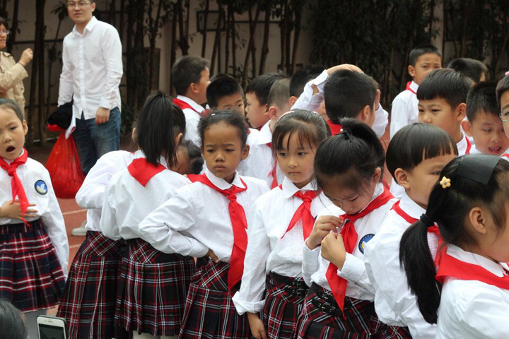 拍大合照前列队