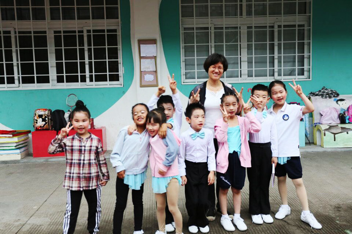 啦啦队表演中我们班的参与者